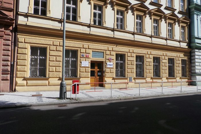 Karlínské gymnázium, Praha 8, Pernerova 25