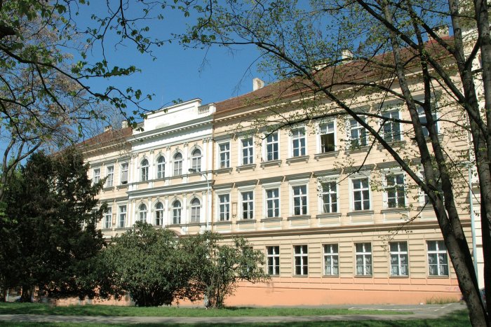 Obchodní akademie, Praha 10, Heroldovy sady 1